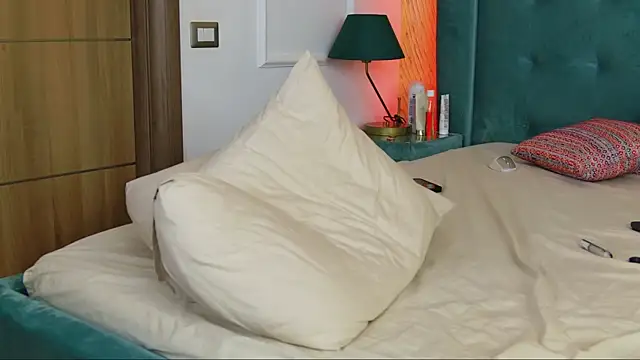 Daniela-Crudu naked strip on cam for live sex video chat